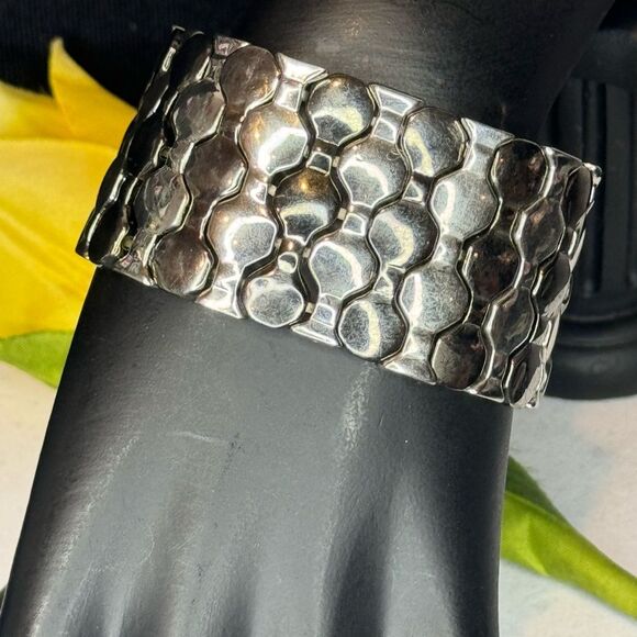 NWOT Black and Silver Honeycomb Stretch Bracelet - Picture 7 of 8